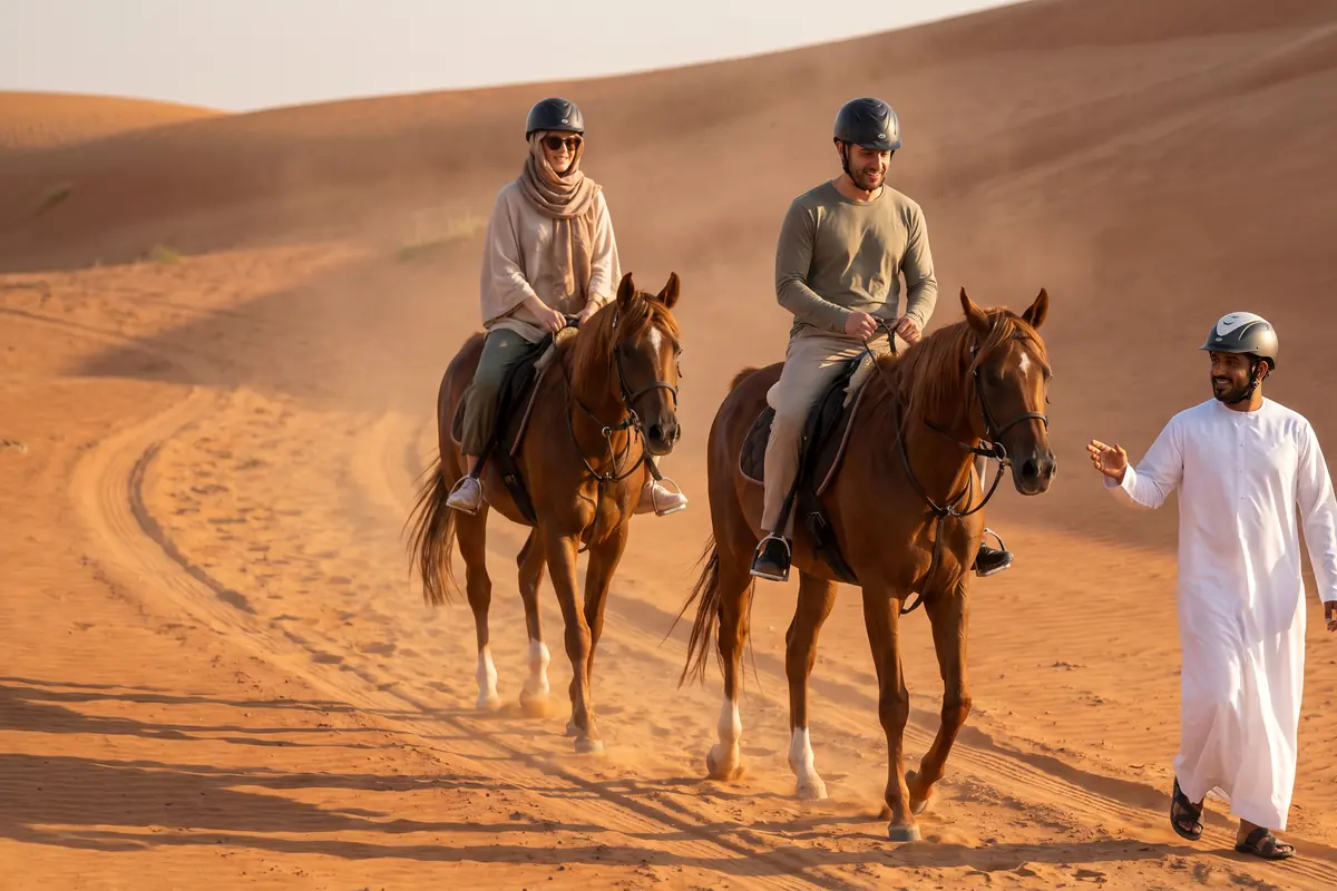 مشهد ركوب الخيل في صحراء دبي مع ركوب الجِمال في كثبان لهباب الحمراء بدبي - تأجير عربات الصحراء دبي