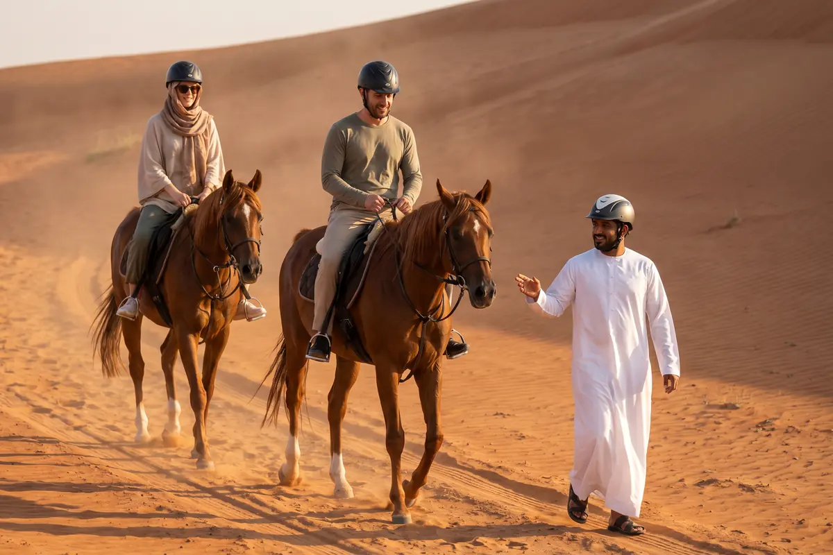 مشهد ركوب الخيل في صحراء دبي مع ركوب الجِمال في كثبان لهباب الحمراء بدبي - تأجير عربات الصحراء دبي