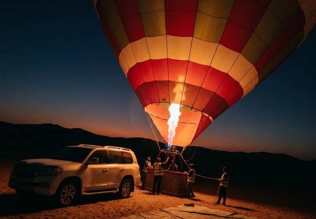 Heißluftballon Dubai Sonnenaufgangs-Wüstenflüge Heißluftballon-Sonnenaufgang über der Wüste von Dubai - Wüstenbuggy-Vermietung Dubai