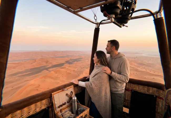 Heißluftballon Dubai Sonnenaufgangs-Wüstenflüge Kombipaket mit Dubai-Wüstenaktivitäten - Wüstenbuggy-Vermietung Dubai
