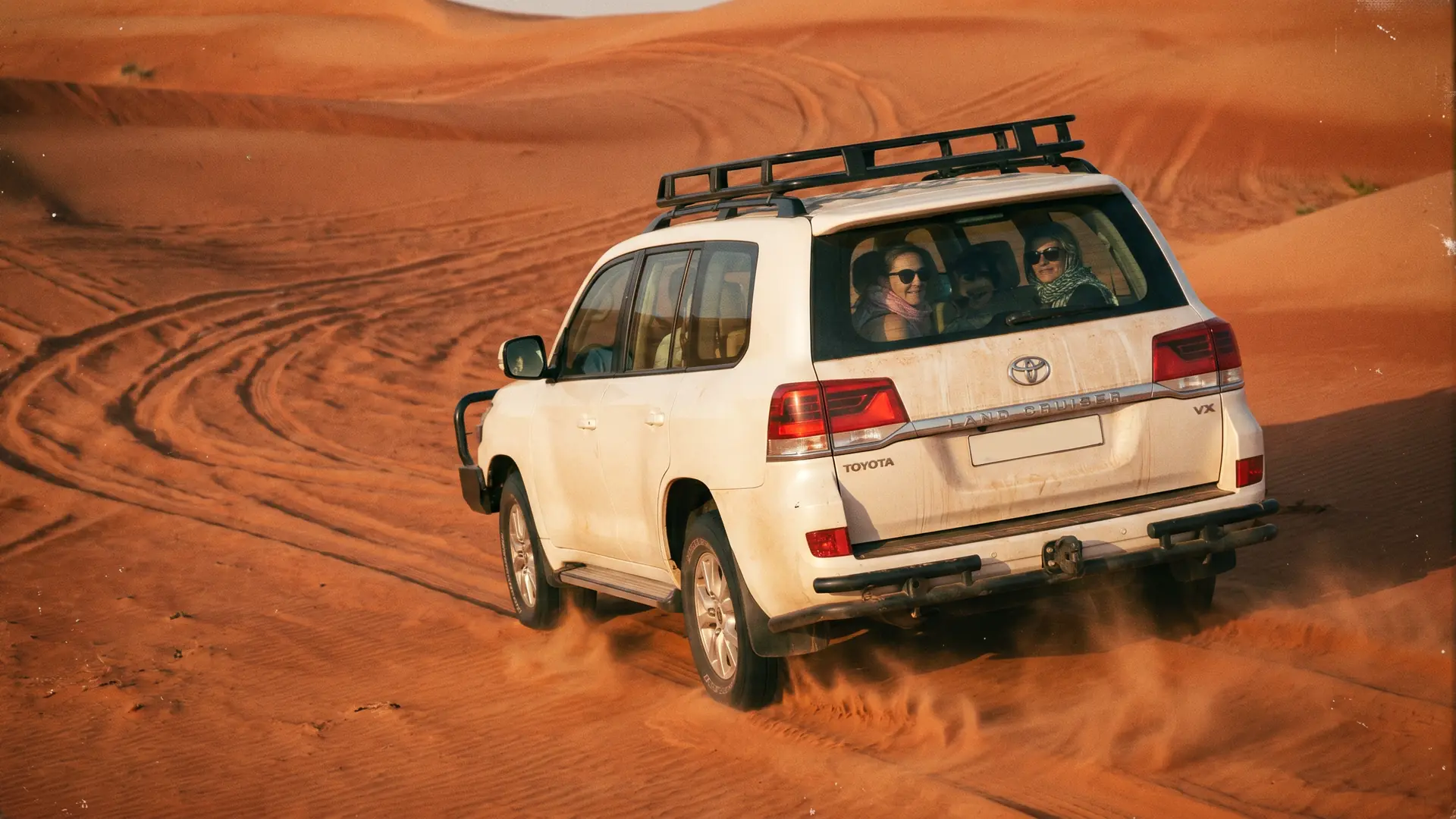 Safari de nuit dans le désert à Dubaï, scène de safari dans les dunes rouges de Lahbab à Dubaï - Location de buggys du désert à Dubaï